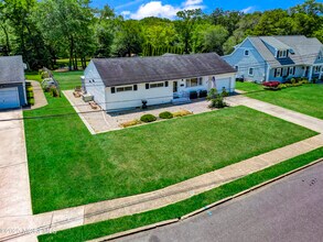 1007 Shore Rd in Spring Lake, NJ - Foto de edificio - Building Photo