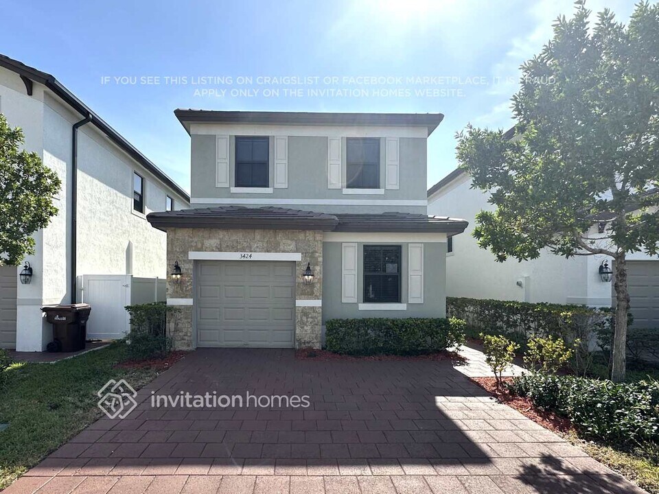 3424 W 110th St in Hialeah, FL - Foto de edificio