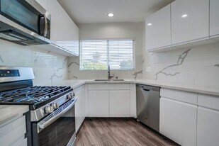 715 N Marlborough Ave in Inglewood, CA - Building Photo