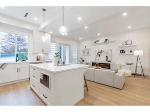 Beautiful 7-Bedroom, 6-Bath Home in Prime in White Rock, BC - Building Photo - Building Photo