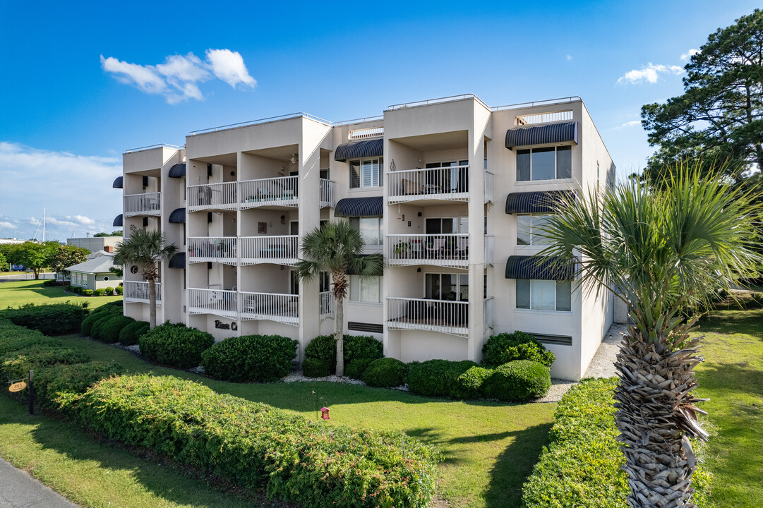 River Cove Condominiums in Savannah, GA - Building Photo