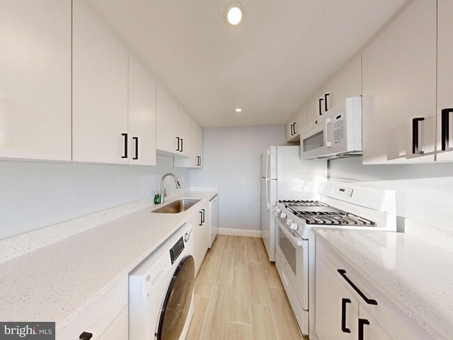 4600 Duke St in Alexandria, VA - Foto de edificio - Building Photo