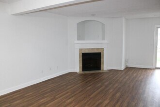 900 SW Peach Tree Ln in Blue Springs, MO - Building Photo - Building Photo