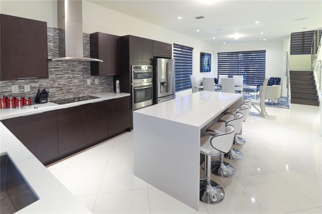 10501 NW 66th St in Doral, FL - Foto de edificio