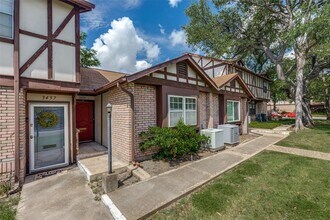 3459 Greystone Dr in Austin, TX - Foto de edificio - Building Photo