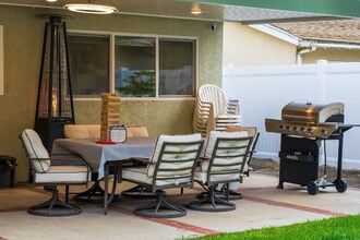 19101 E Ryals Ln in Orange, CA - Foto de edificio - Building Photo