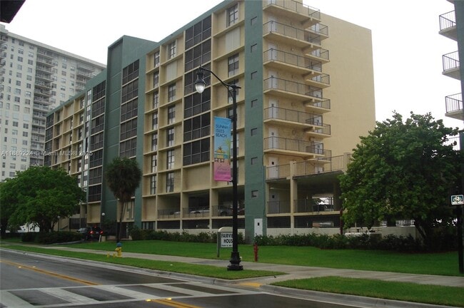 17500 N Bay Rd in Sunny Isles Beach, FL - Foto de edificio - Building Photo