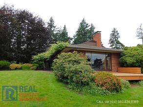 1954 Egan Way in Lake Oswego, OR - Building Photo - Building Photo