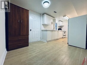 4145 Quaker Hill Dr in Mississauga, ON - Building Photo - Building Photo