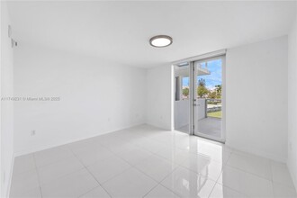 9901 E Bay Harbor Dr in Bay Harbor Islands, FL - Foto de edificio - Building Photo