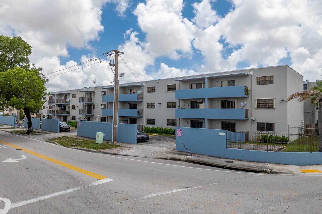 325 W 68th St in Hialeah, FL - Building Photo