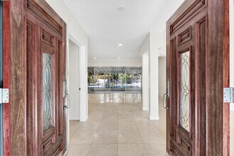 4615 Arriba Dr in Tarzana, CA - Foto de edificio - Building Photo