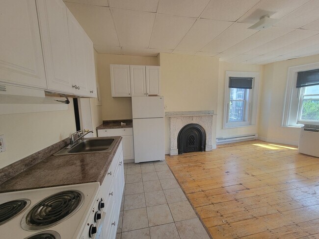694 Massachusetts Ave, Unit 5 in Boston, MA - Foto de edificio - Building Photo