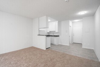 10042 Commerce Ave in Tujunga, CA - Foto de edificio - Interior Photo