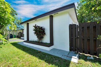 8360 NW 25th Ct in Sunrise, FL - Building Photo - Building Photo