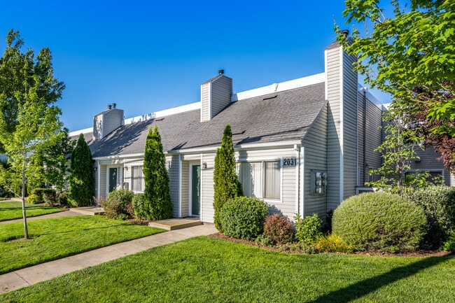 Cottage Bay Apartments in Sacramento, CA - Foto de edificio - Building Photo