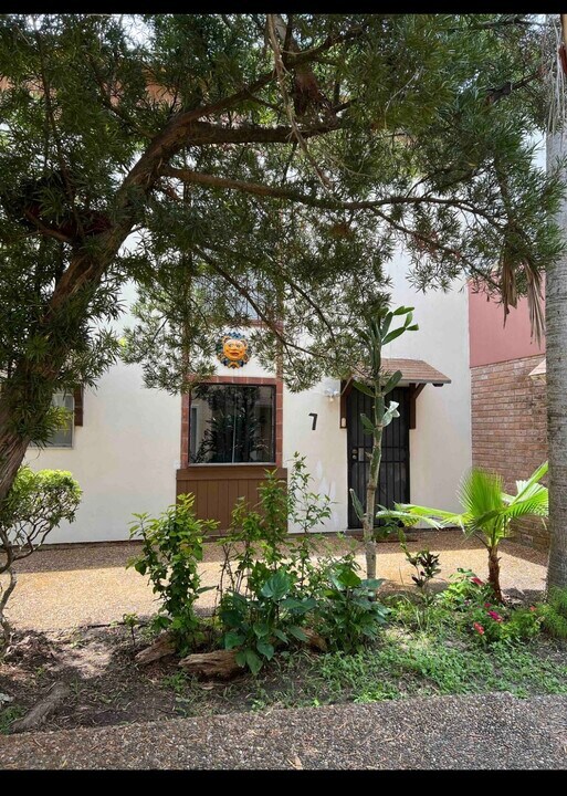 309 McFadden Hut Dr, Unit #7 in Brownsville, TX - Foto de edificio