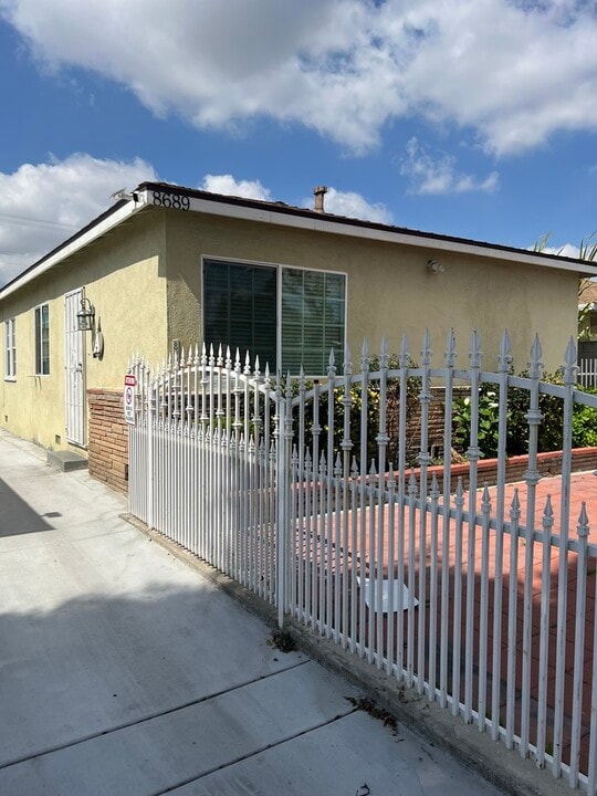 8689 San Miguel Ave in South Gate, CA - Building Photo