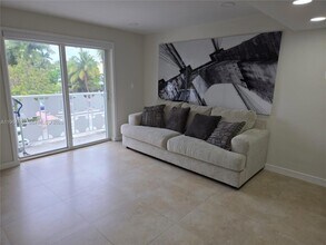 1498 Jefferson Ave, Unit 304 in Miami Beach, FL - Foto de edificio - Building Photo