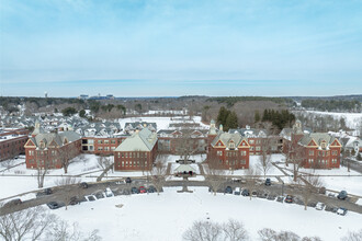 Chestnut Green Apartments in Foxboro, MA - Foto de edificio - Building Photo