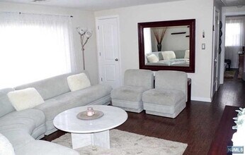 17 Oak St-Unit -2 in Rochelle Park, NJ - Building Photo - Building Photo