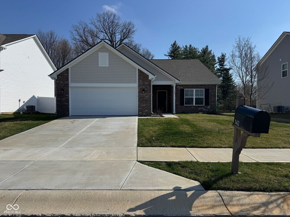 142 Winding Brook Way in Pendleton, IN - Building Photo