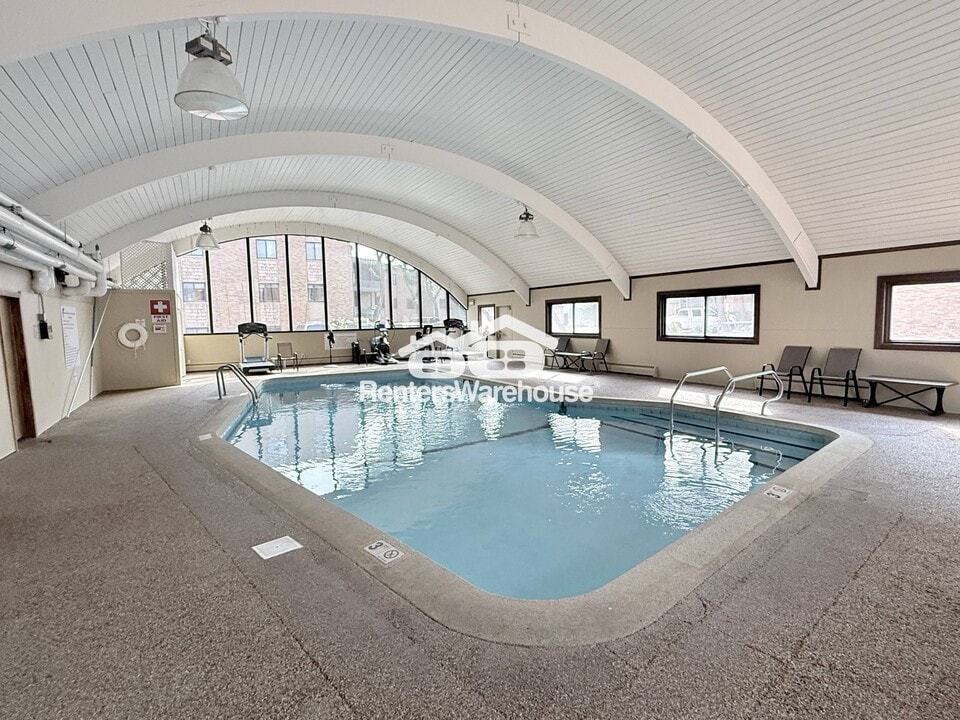 5440 3 Points Blvd in Mound, MN - Building Photo