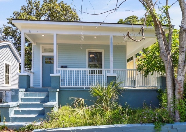 property at 826 W Victory Dr
