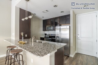 1717 Toomey Rd in Austin, TX - Foto de edificio - Building Photo