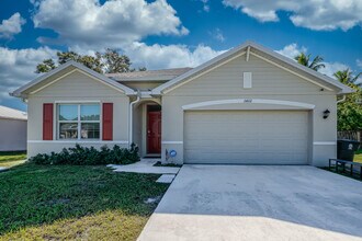 2402 SE Gillette Ave in Port St. Lucie, FL - Building Photo - Building Photo
