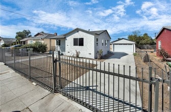 907 W Arbutus St in Compton, CA - Building Photo - Building Photo