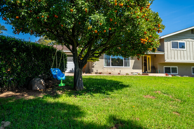 1540 Encino Dr in Escondido, CA - Foto de edificio - Building Photo