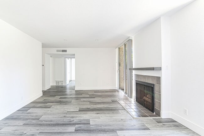 1751 S Bentley Ave in Los Angeles, CA - Building Photo - Building Photo