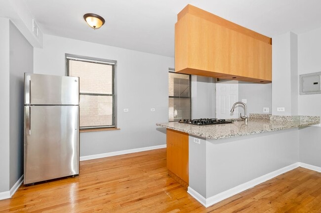 2405 E 72nd St in Chicago, IL - Building Photo - Building Photo