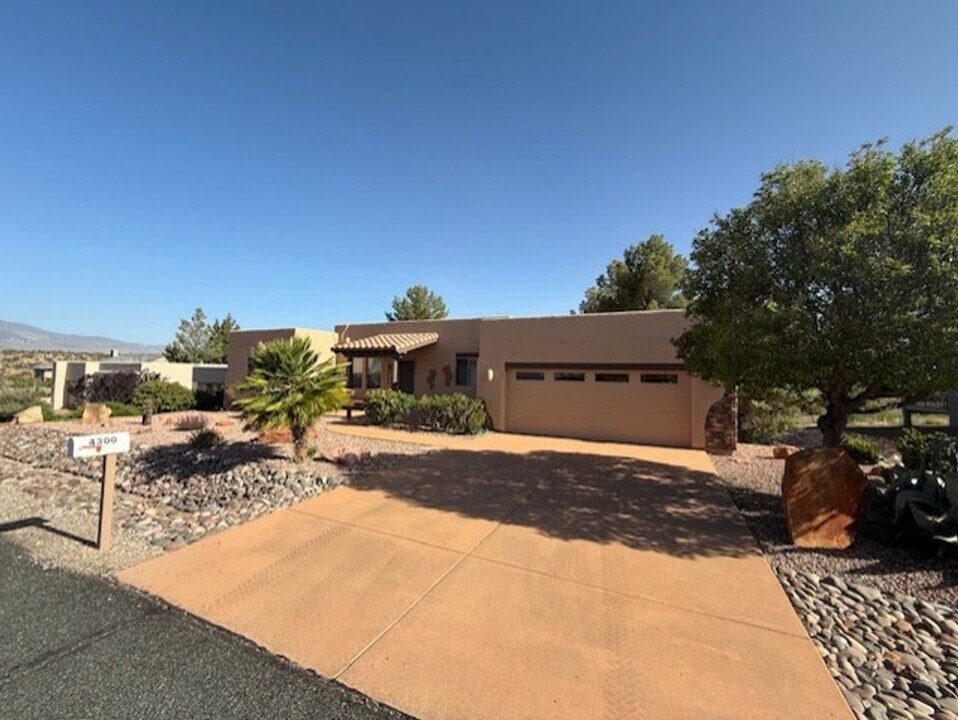 4300 Hogan Dr in Cornville, AZ - Building Photo