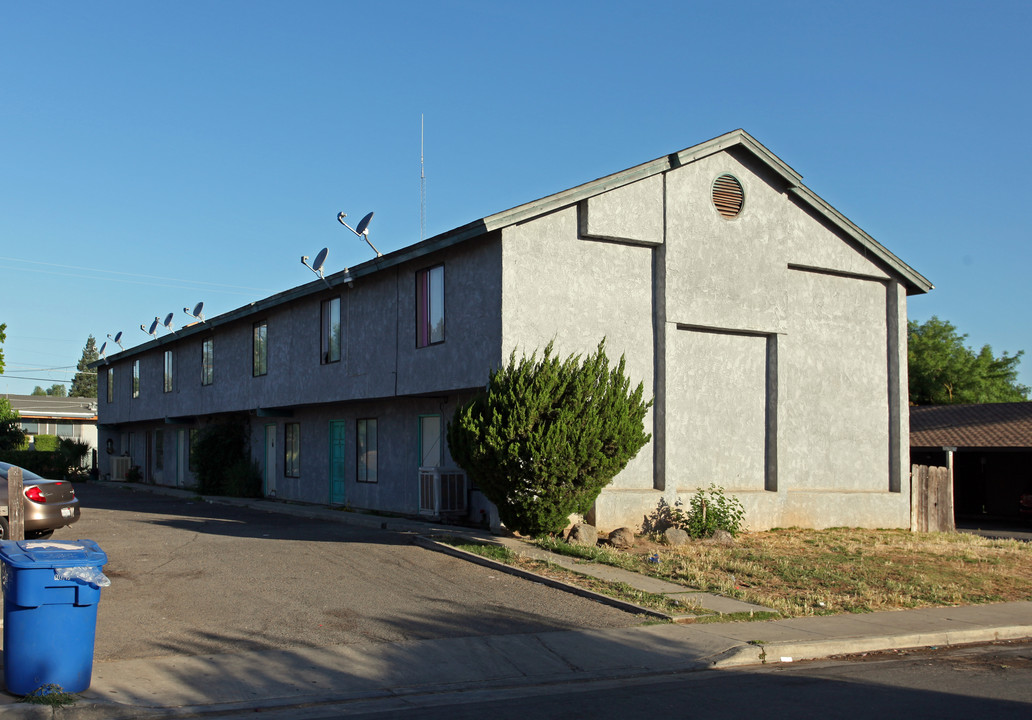 341 N Magnolia St in Woodlake, CA - Building Photo