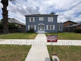 209 E 11th St in Hanford, CA - Building Photo
