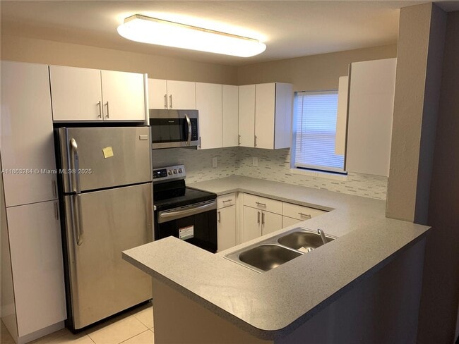 4000 NW 87th Ave in Sunrise, FL - Building Photo - Building Photo