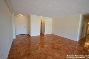 75 Monmouth St, Unit 2 in Brookline, MA - Foto de edificio - Building Photo