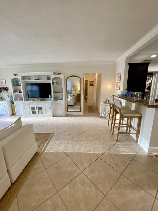 2755 NE 28th Ave in Lighthouse Point, FL - Foto de edificio - Building Photo