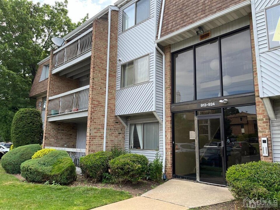 915 Edison Glen Terrace in Edison, NJ - Building Photo