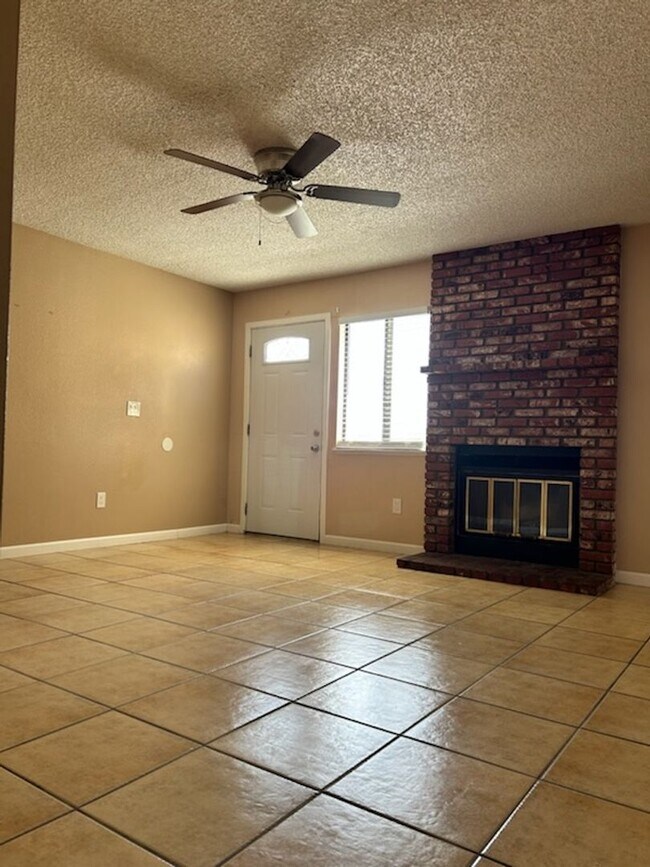 912 W Graaf Ave in Ridgecrest, CA - Building Photo - Building Photo