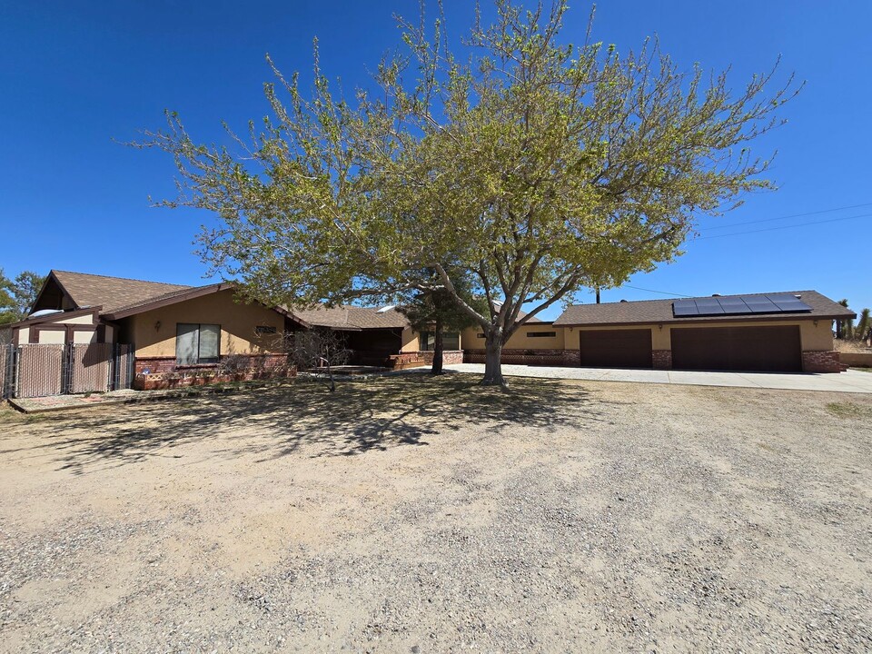 53232 Wyandot Rd in Pioneertown, CA - Building Photo