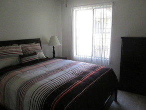Whispering Meadows Apartments and Suites in Bakersfield, CA - Foto de edificio - Building Photo