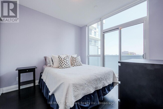 65 Speers Rd in Oakville, ON - Building Photo - Building Photo