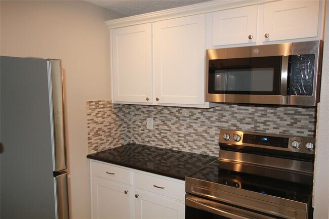 5711 Sugar Hill Dr in Houston, TX - Building Photo - Building Photo