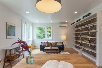 324 Oak Street, Unit Apt B in Charlottesville, VA - Foto de edificio - Building Photo