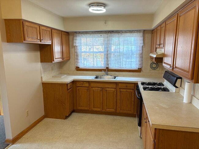 1356 Roosevelt Ave, Unit 2nd floor in Carteret, NJ - Building Photo - Building Photo