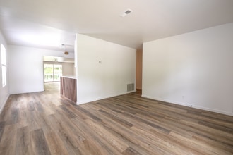 199 Sunset Dr S in Johnstown, OH - Foto de edificio - Building Photo