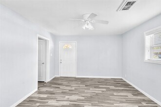 2802 Greenbriar St in Dickinson, TX - Building Photo - Building Photo